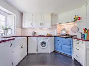 4 Bed in Worth Matravers IC036