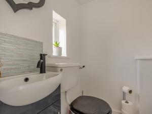 2 Bed in Afonwen 90461