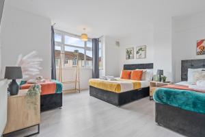 New Spacious 3-Bed House, Driveway Parking, Ideal Contractor Stay