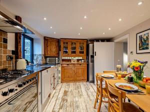 3 Bed in Blakeney 75010