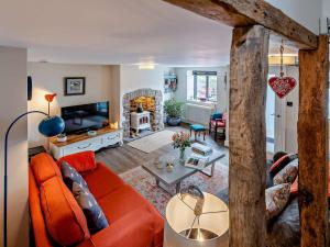 3 Bed in Blakeney 75010