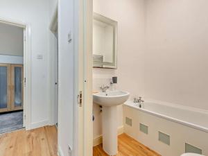 2 Bed in Tenby 94175