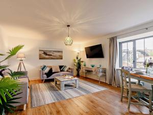 3 Bed in Charlestown 90218