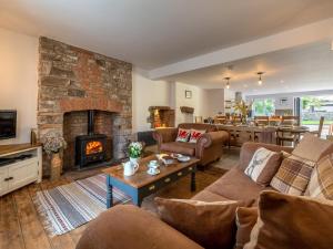 4 Bed in Crickhowell 85242