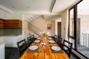 The Meredian Villa A by tisyastays