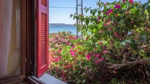 Bougainvillea central Seaview Home in Milos