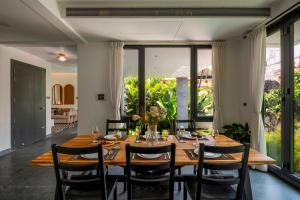 The Meredian Villa B by tisyastays