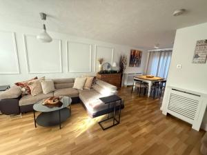 Near Tower Bridge 3 bedroom house with parking