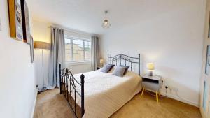 Near Tower Bridge 3 bedroom house with parking