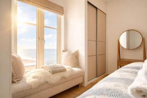 Harbour Edge, Luxury 2 BR 2 BA Apt, Sea View and Terrace, Parking