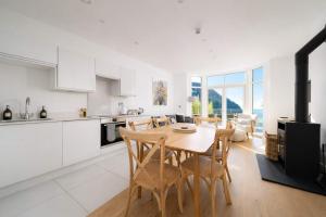 Harbour Edge, Luxury 2 BR 2 BA Apt, Sea View and Terrace, Parking