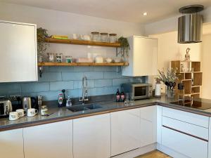 Stylish 3BR House with Free Parking & Garden