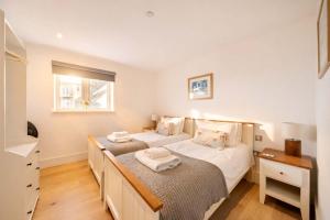 Watchtower Reach, Sea Views, Spacious Terrace, Sleeps 6, Parking