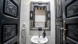 Riad Lalla Aicha -Piscine, 3 suites climatisées & terrasse