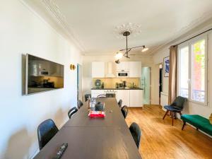 UrbanFlat 99 - Beautiful 6 BDR Apartment in the center of Paris