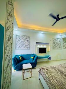 studio apartment gaur city center