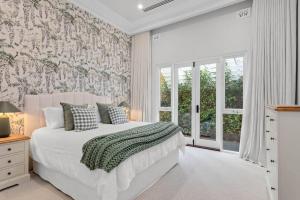 Luxurious 4BR 2 BTH light filled whole executive home