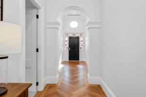 Luxurious 4BR 2 BTH light filled whole executive home