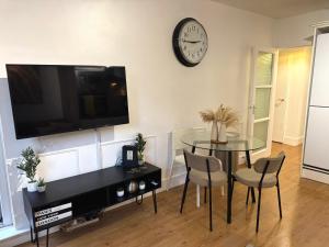 Chic 4-Bed apartment in London w balcony and walking distance to tube