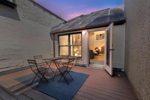 Sleep 25 - Huge Downtown Vintage Lofts, Balcony & Gym