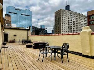 Sleep 25 - Huge Downtown Vintage Lofts, Balcony & Gym