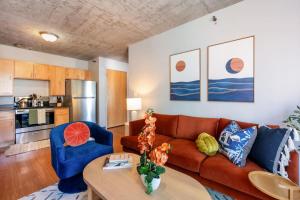 Downtown 9bd - Sleep 18 - (4 units, same floor)