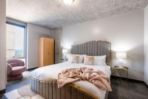 Downtown 9bd - Sleep 18 - (4 units, same floor)