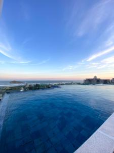 Apê a 450mt Praia da Vila - split, piscina com vista, BBQ e garagem coberta