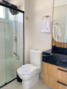 Apê a 450mt Praia da Vila - split, piscina com vista, BBQ e garagem coberta