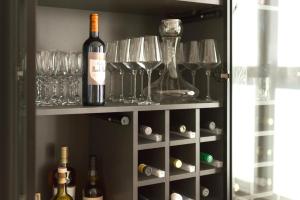 Haus of Timon Victorian Elegance near Olympia