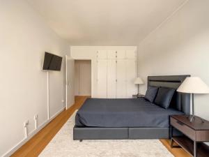 4-bedroom apartment with balcony and sea views