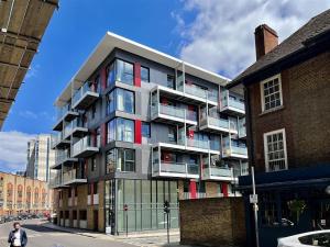 Modern City Escape 2 min Aldgate East Station