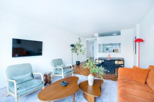 43-4D Newly furnished 2BR full service 24H Doorman laundry Gym