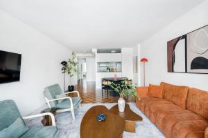 43-4D Newly furnished 2BR full service 24H Doorman laundry Gym