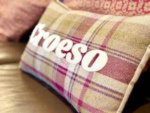 Rural Cottage, 3 beds, 3 bath,LOG BURNER, HOT TUB, with Cymru Holidays