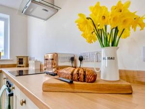 Rural Cottage, 3 beds, 3 bath,LOG BURNER, HOT TUB, with Cymru Holidays