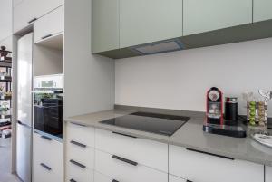 Stylish Modern Living with City and Mountain Views