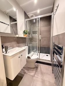 Kensington Gardens Sq, Private Entry & Patio, 2 BD