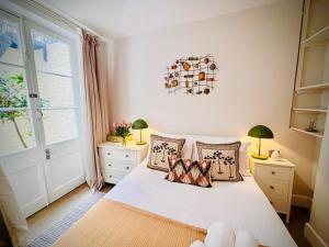 Kensington Gardens Sq, Private Entry & Patio, 2 BD
