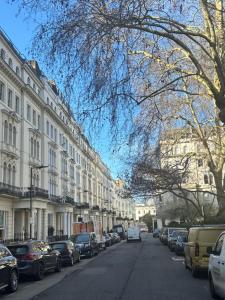 Kensington Gardens Sq, Private Entry & Patio, 2 BD