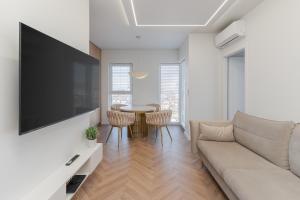 Kwiatkowskiego Modern Apartment by BookingHost