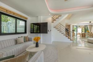 5BR Pool Villa Kata Beach - Baan Sabai Rom Mai