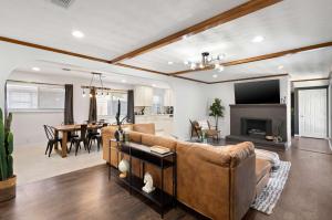 6BD Modern Rustic Retreat - Yard Pool & BBQ