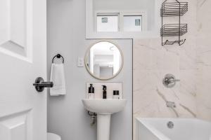 2BR Suite YYC Airport and Downtown 4404 DN
