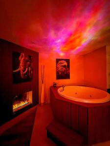 Cozy Apartment with Private Jacuzzi