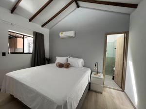 Stylish 5-BR Apartment in Medellíns Trendiest Spot, Walk Everywhere!