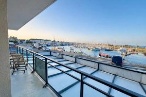 Au bout du port avec balcon et terrasse