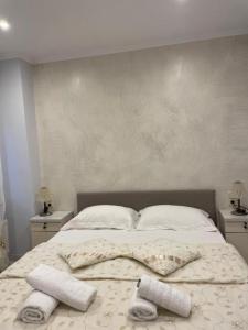 LEONORA’S APARTMENT