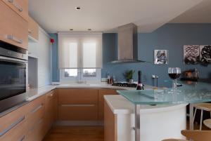 Elegant 2BR Apartment near Metro, Sunny & Spacious