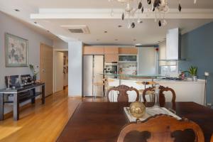 Elegant 2BR Apartment near Metro, Sunny & Spacious